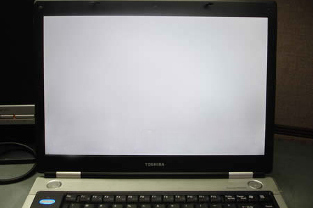 Màn hình laptop bị trắng là bị sao? Cách khắc phục thành công 100%